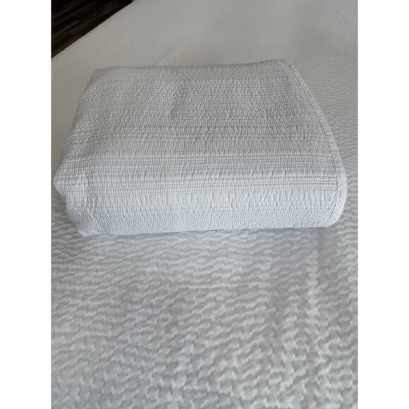 Jennifer Adams White Quilted Bedspread 90x90, Textured Coverlet, Queen/Fulls - Picture 8 of 11